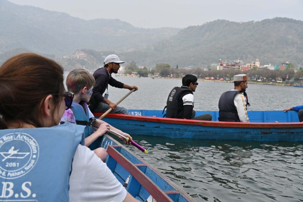 Bootje varen op het Phewa-meer
