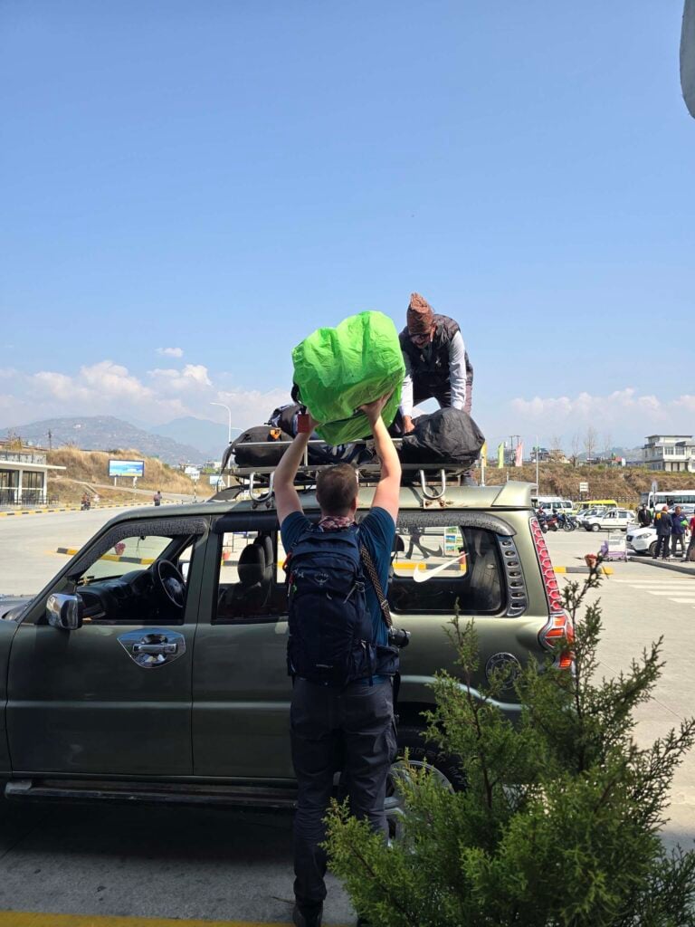 nepal met kinderen vervoer