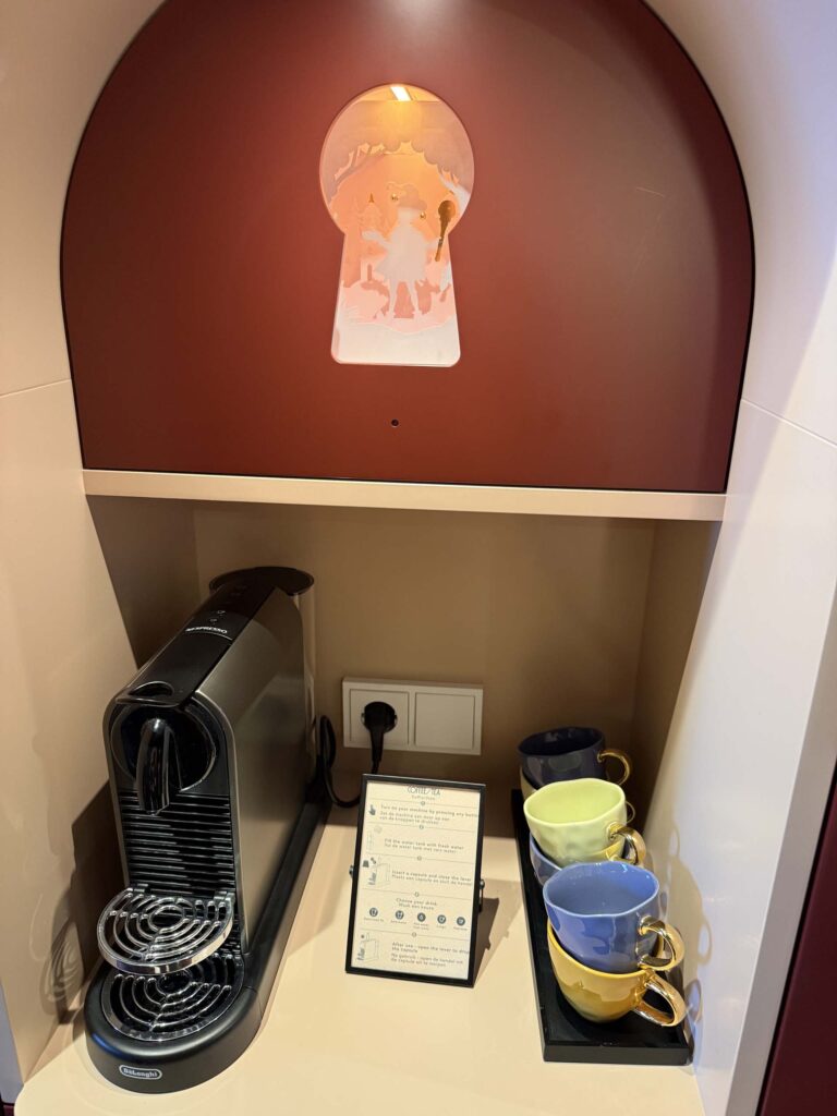 Gezin op Reis: koffiezetapparaat en kopjes in hotelkamer bij Efteling Grand Hotel.