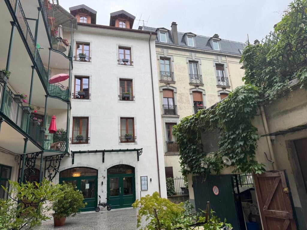 La Cour du 6