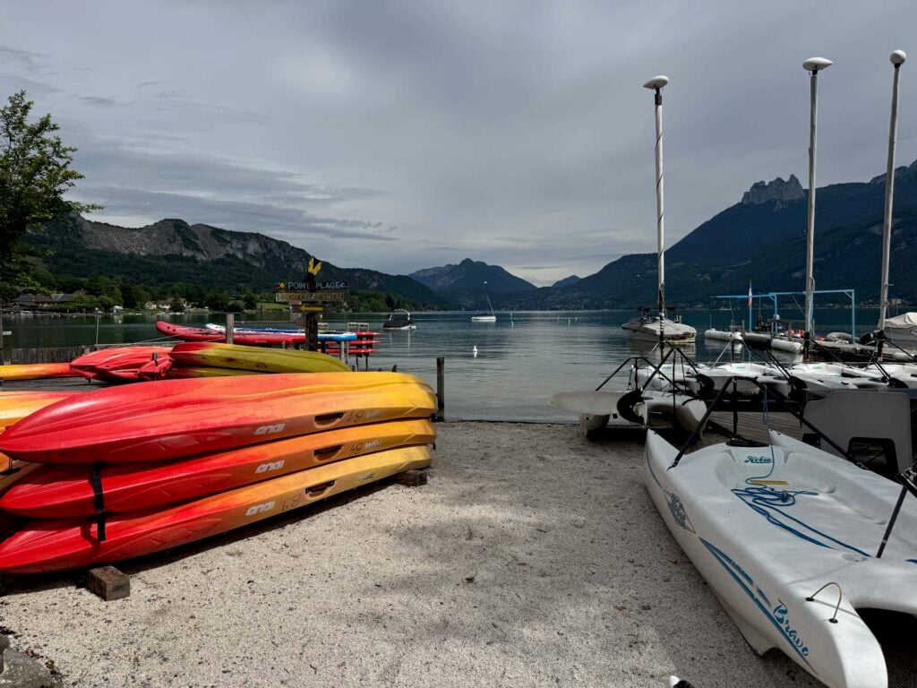 kajakken op het meer van Annecy