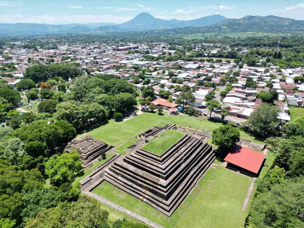 El Salvador met kinderen tazumal